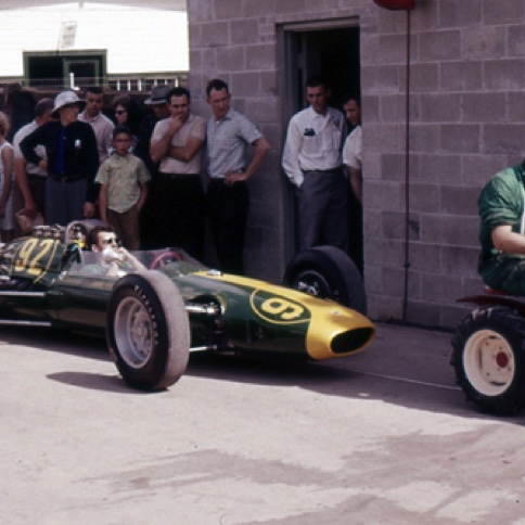 La lotus 29 de Jim remorquée dans Gazoline Alley pendant les essais